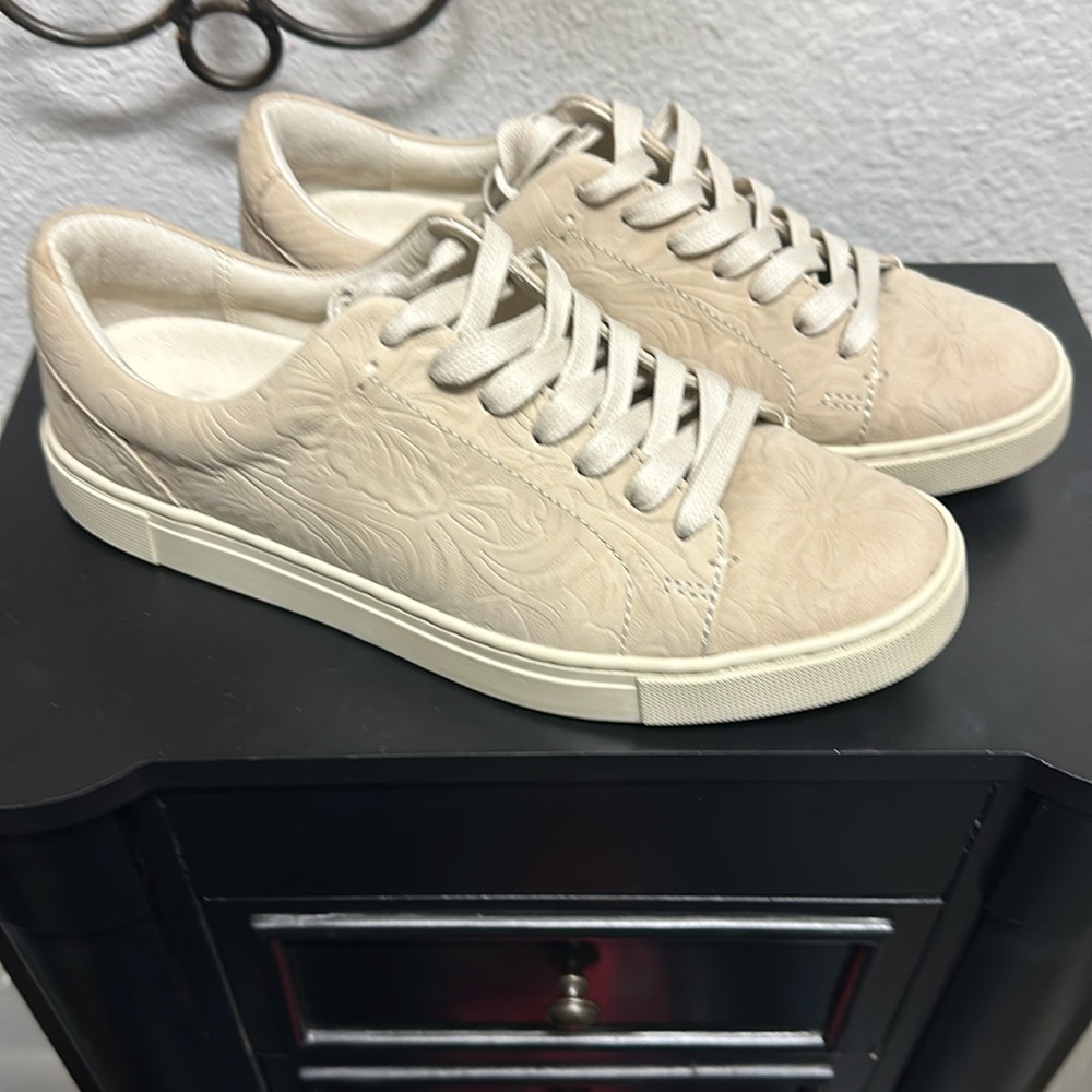 NEW FRYE Suede Ivy Low Lace Sneakers Ivory for women